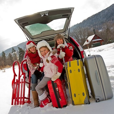 Семья с багажом на трансфере на горнолыжный крорт